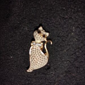 Elegant Gold Cat Brooch